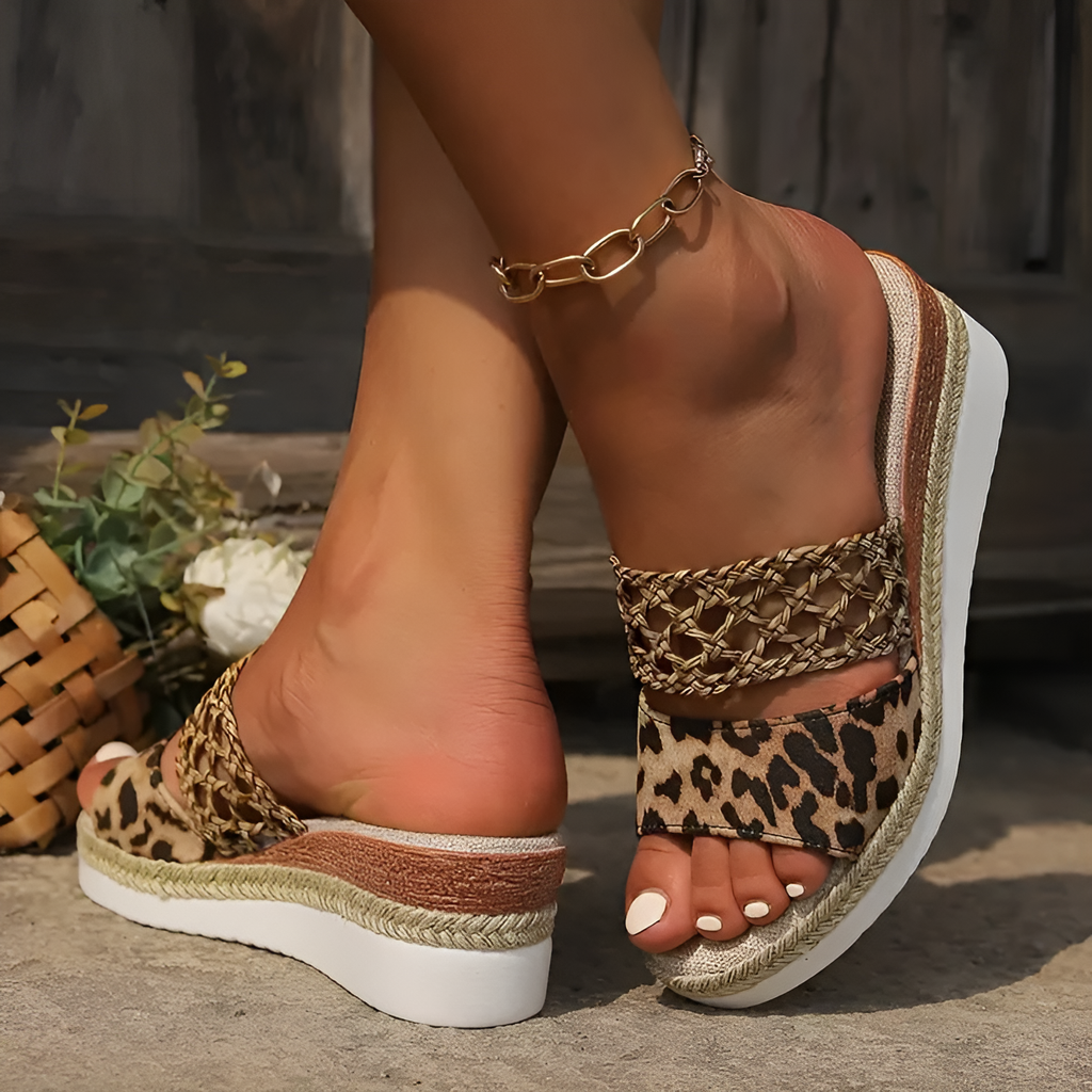 MADDISON | LIGHTWEIGHT LEOPARD PRINT SANDALS.